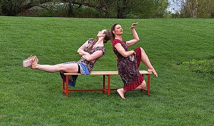 zwei Frauen auf einer Bank, freies Tanztheater