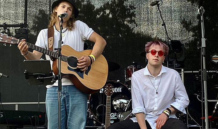 Josh und Timour von der Band Shrang mit Gitarre, Mikrofon und Cajon