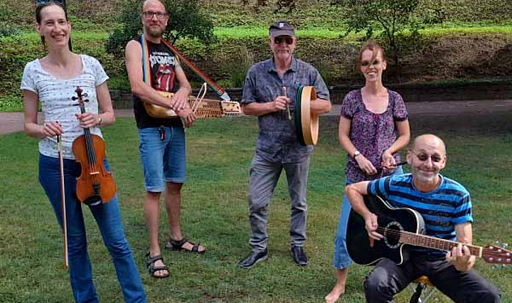 Gruppenfoto der fünf Musiker mit Instrumenten von "FOIM" Friends of Irish Music